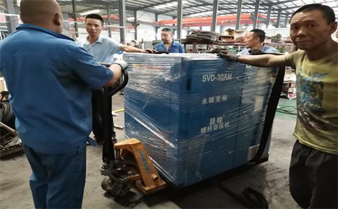 ?大邑某機械加工行業(yè)龍頭企業(yè)22KW永磁變頻螺桿空壓機交貨現場